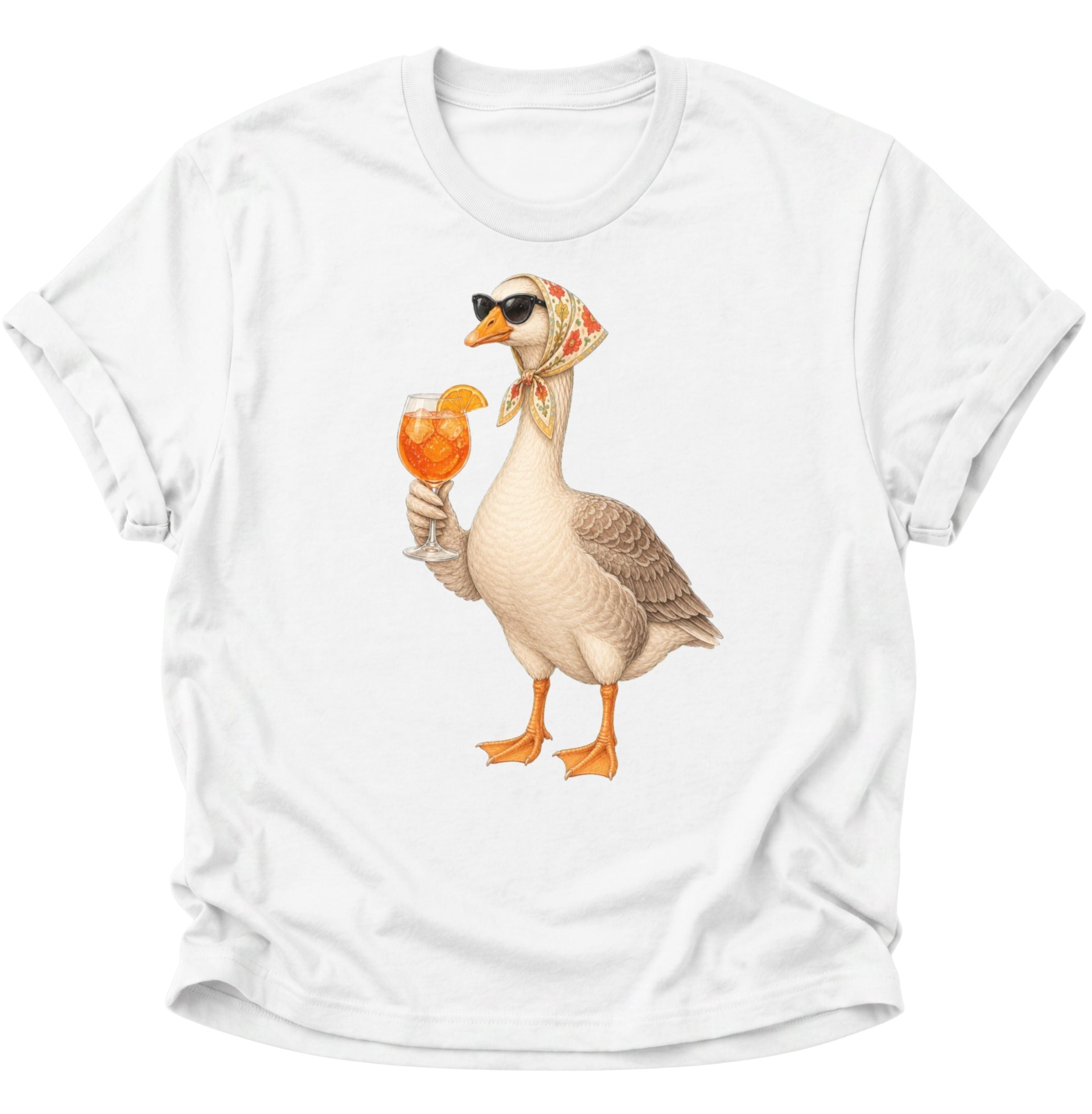 Weißes Unisex T-Shirt mit Gans, geblümtem Kopftuch, Sonnenbrille und orangefarbenem Cocktail von Pine & River.
