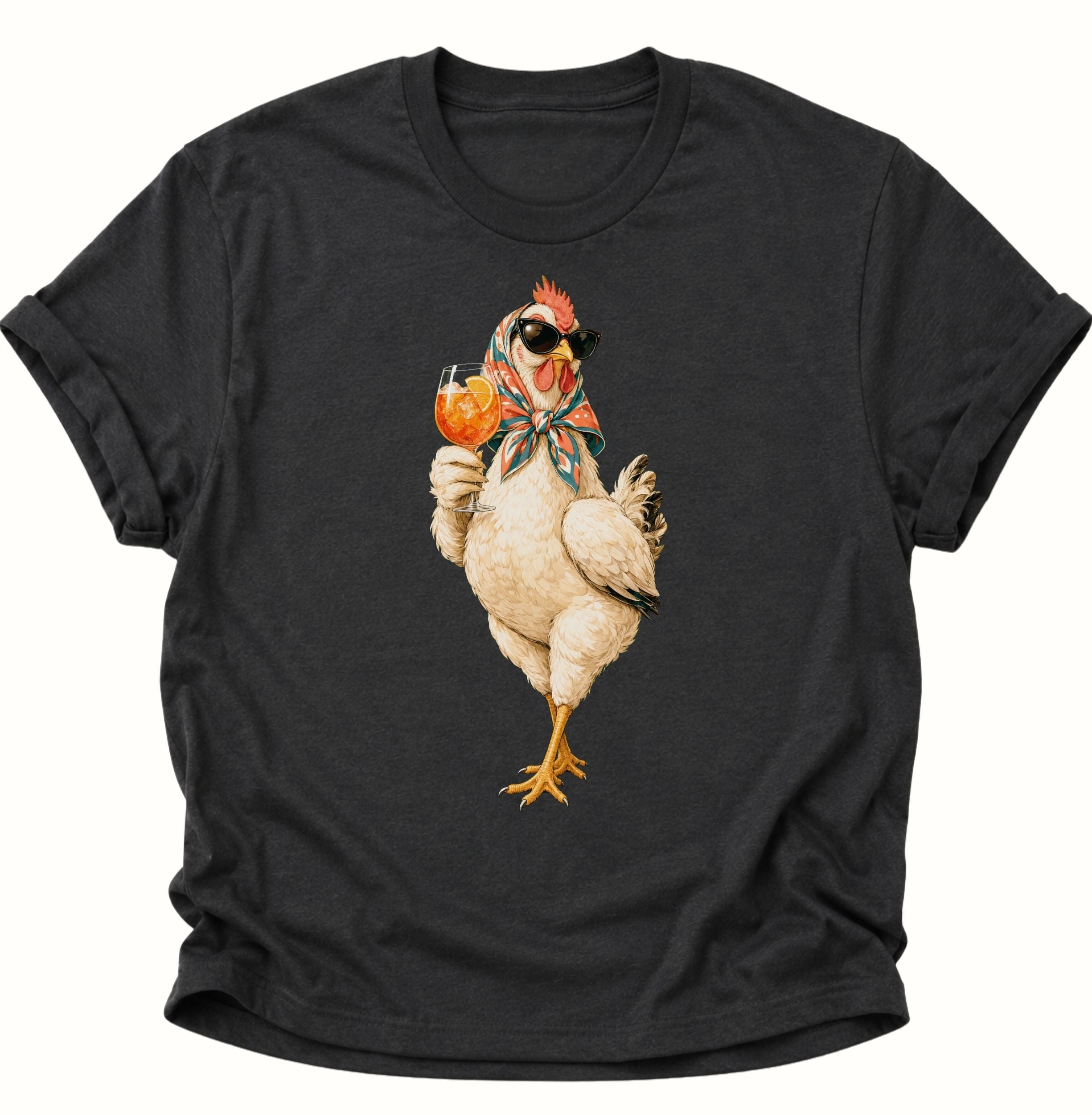 Schwarzes Unisex T-Shirt mit lässiger Cocktail-Henne, gemustertem Kopftuch und dunkler Sonnenbrille von Pine & River.

