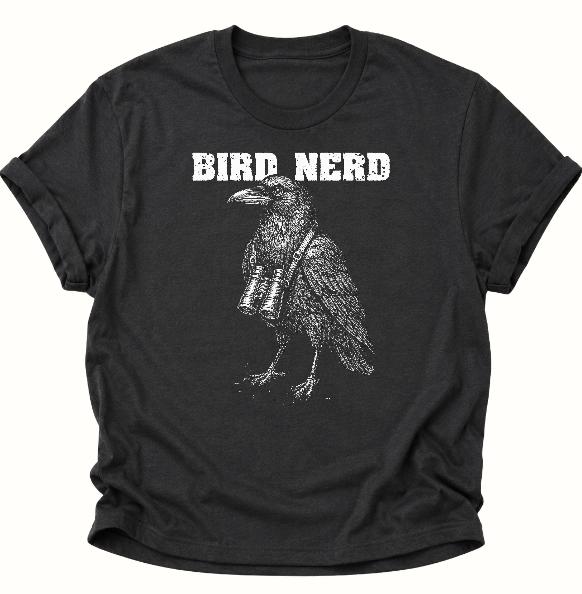 Schwarzes Unisex T-Shirt mit detailreichem Rabenvogel, umgehängtem Fernglas und „BIRD NERD“ von Pine & River.
