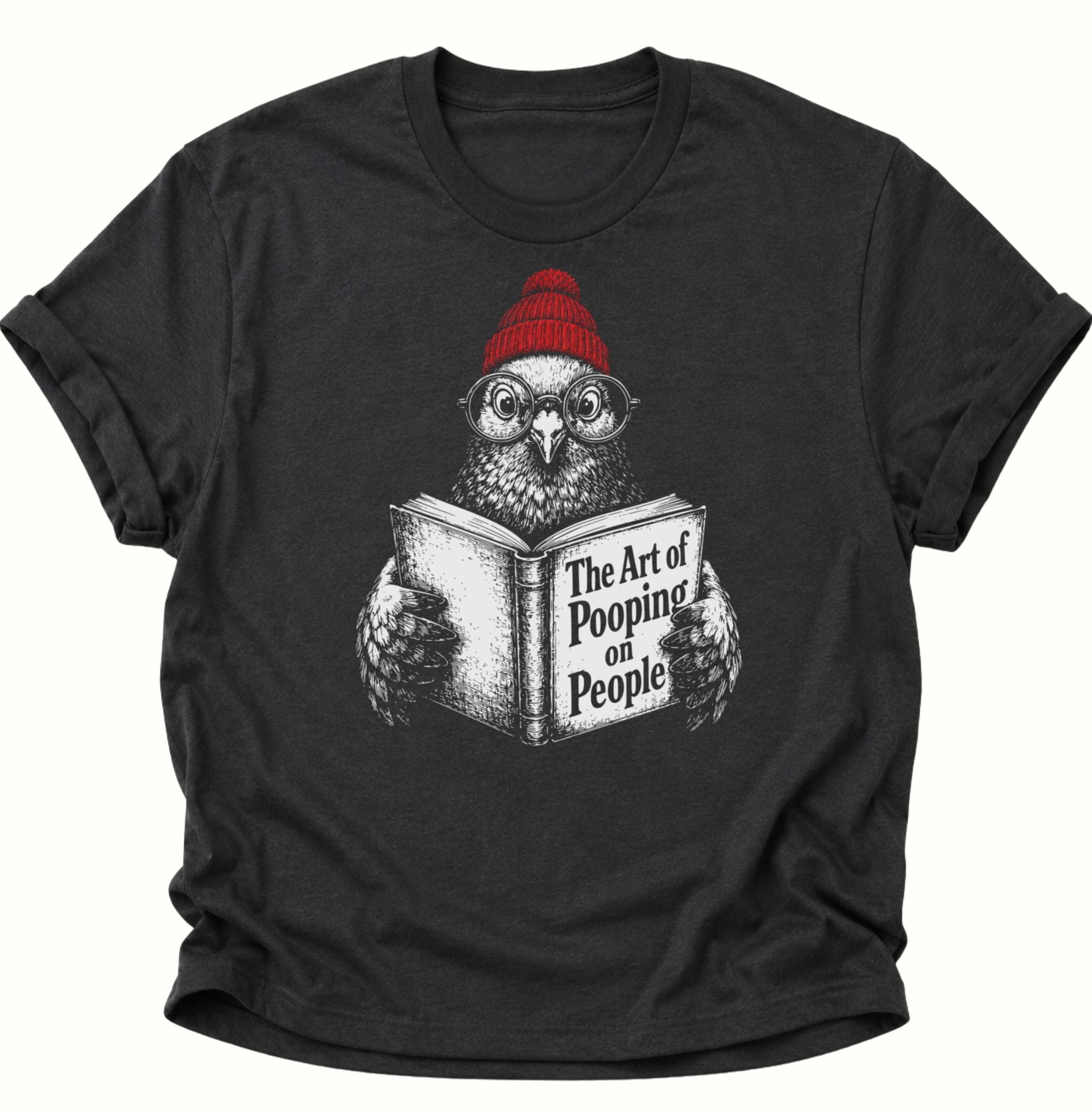 Schwarzes Unisex T-Shirt mit bebrilltem Vogel, roter Mütze und dem Buch „The Art of Pooping on People“ von Pine & River.
