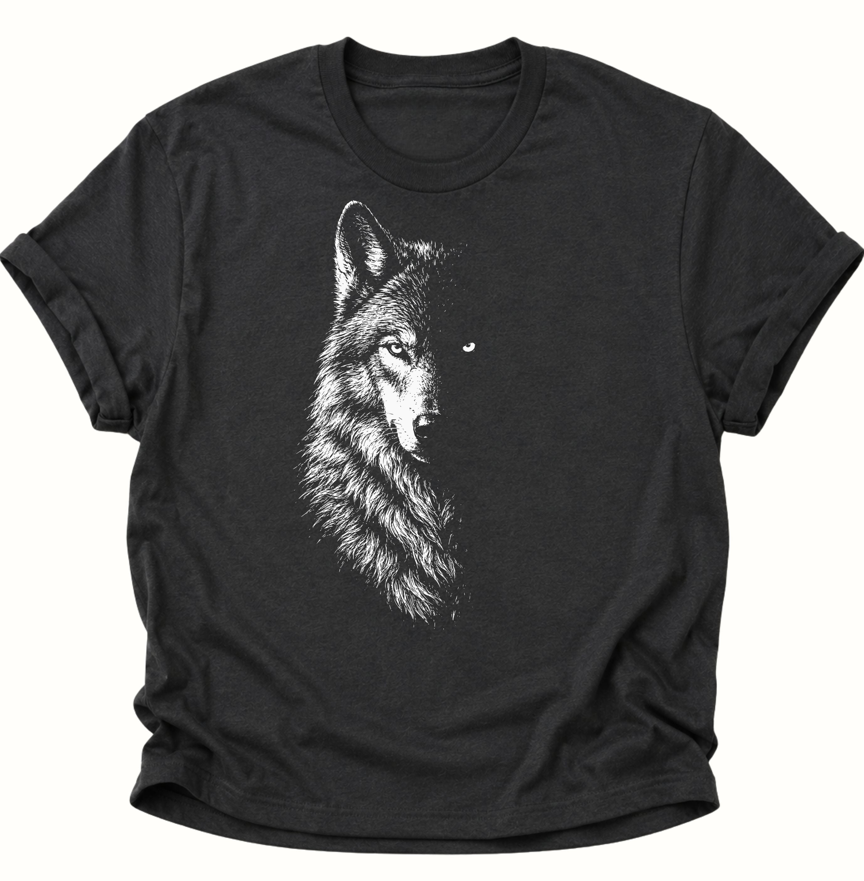 Schwarzes Unisex T-Shirt mit kontrastreichem Wolfsgesicht in Schwarz-Weiß-Optik von Pine & River.
