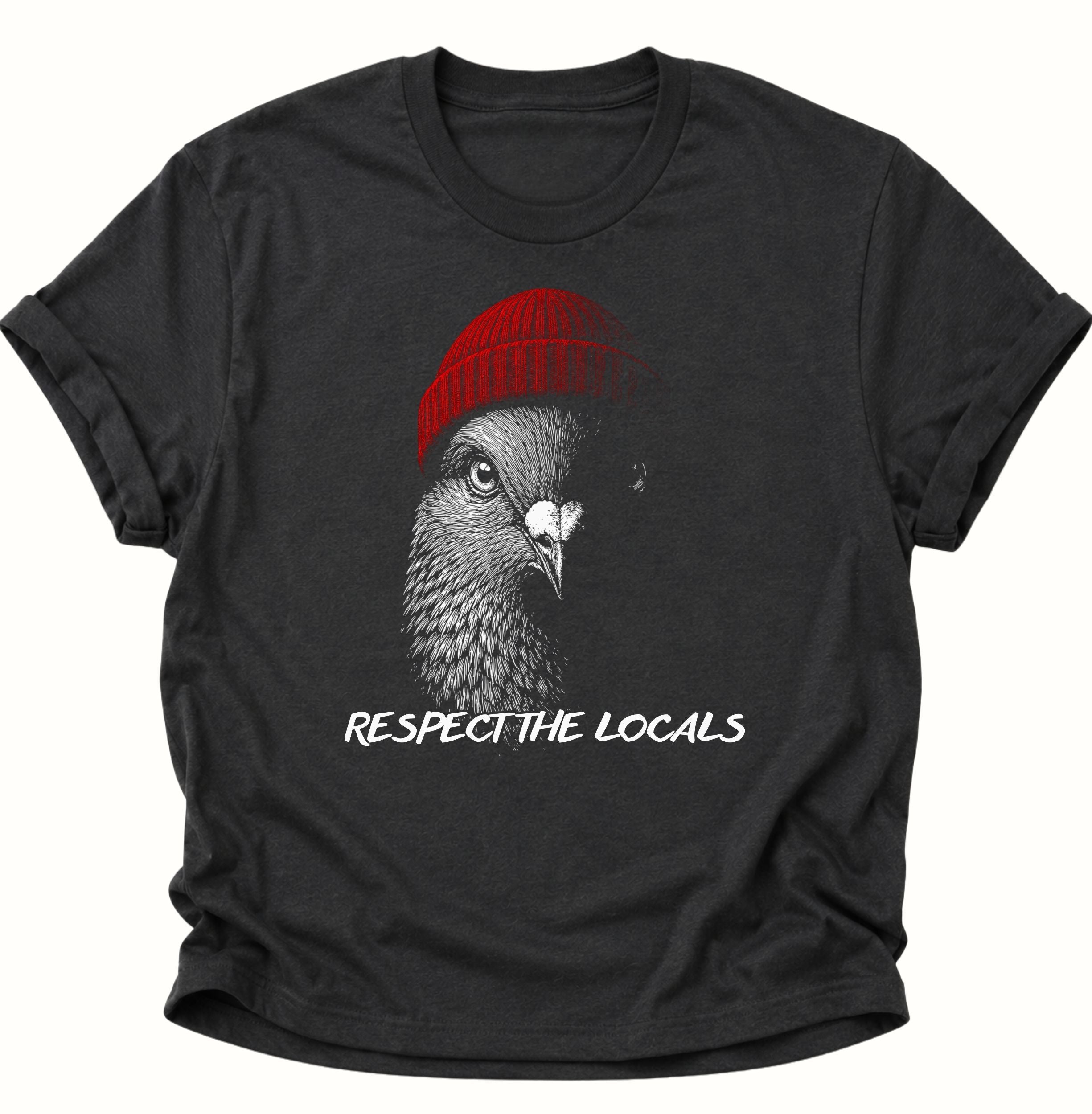 Schwarzes Unisex T-Shirt mit Taube im Schatten, roter Mütze und „RESPECT THE LOCALS“ von Pine & River.
