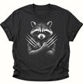 Schwarzes Unisex T-Shirt mit detailreichem Waschbär und gekreuzten Metallkrallen von Pine & River.
