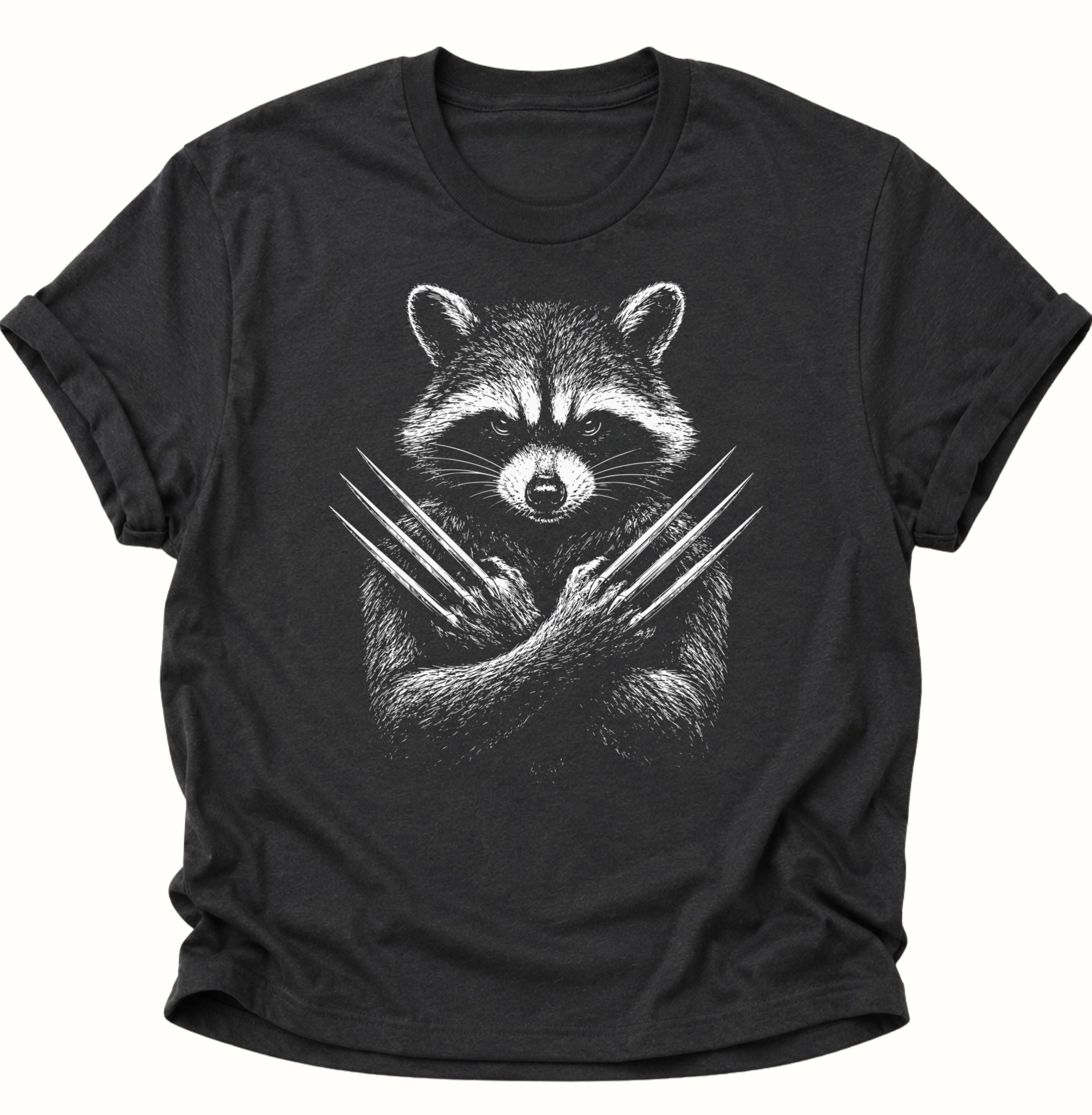 Schwarzes Unisex T-Shirt mit detailreichem Waschbär und gekreuzten Metallkrallen von Pine & River.
