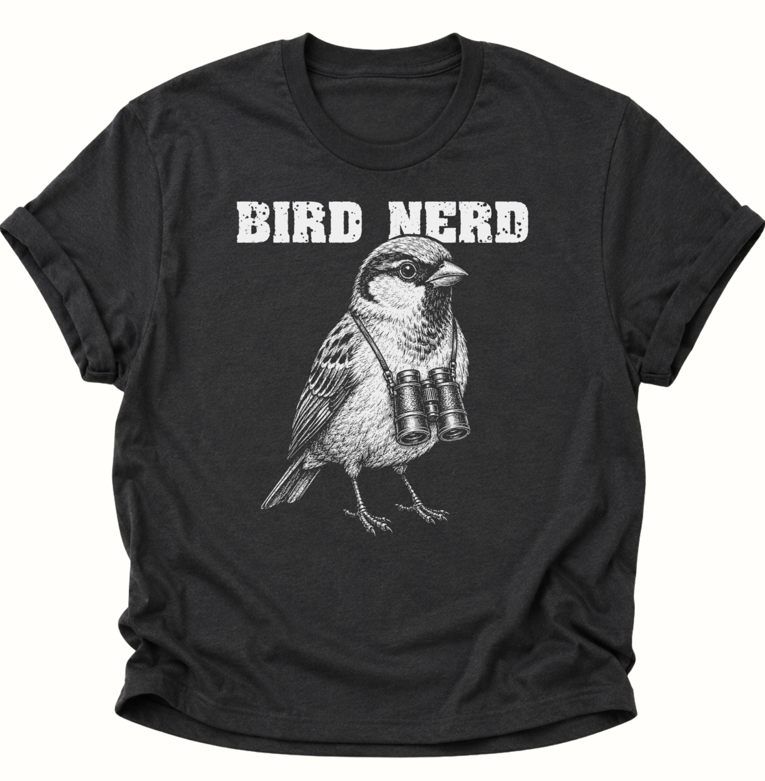 Schwarzes Unisex T-Shirt mit detailreicher Vogelillustration, Fernglas und „BIRD NERD“ von Pine & River.

