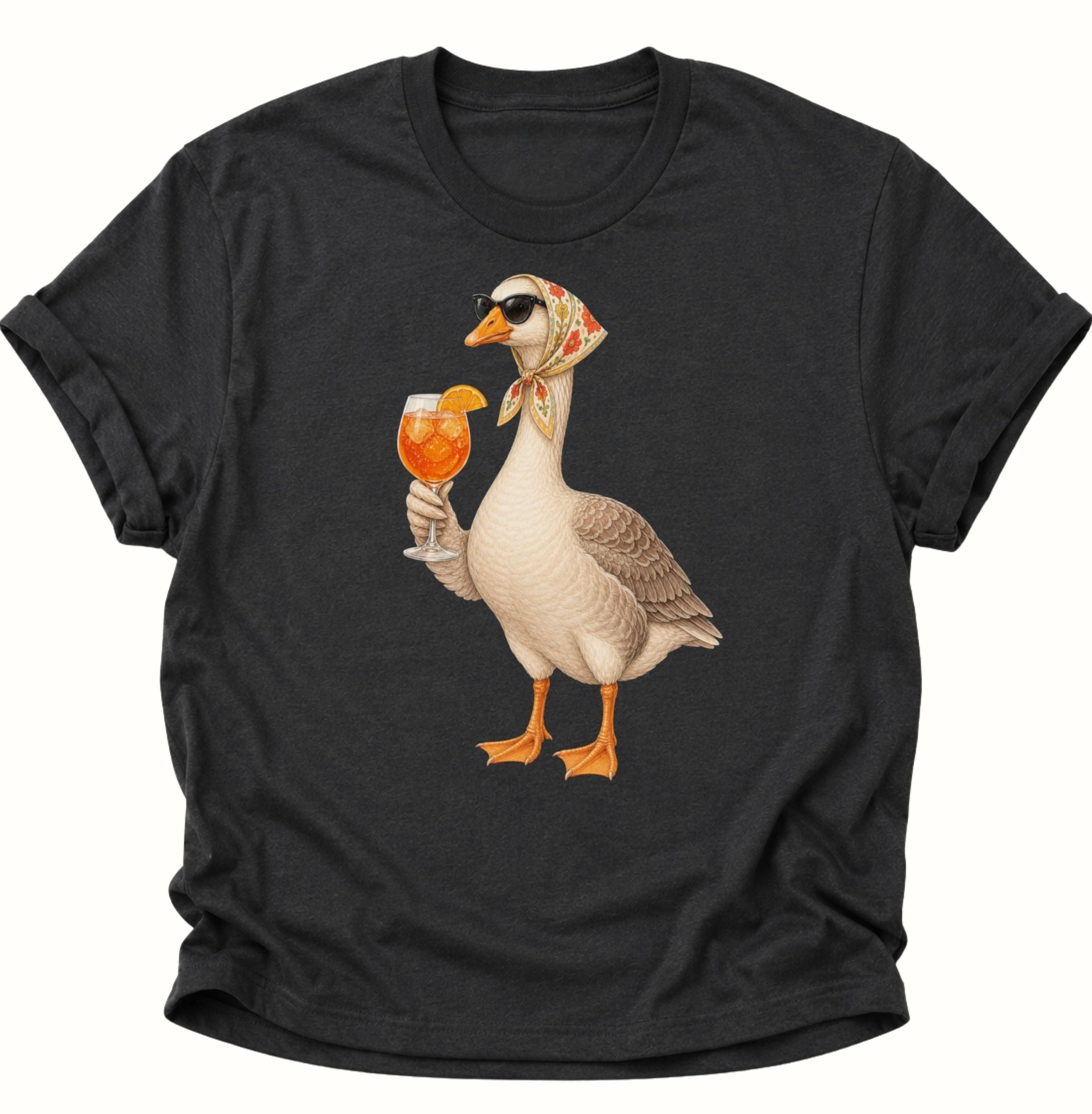Schwarzes Unisex T-Shirt mit lässiger Gans, floralem Kopftuch und dunkler Sonnenbrille von Pine & River.
