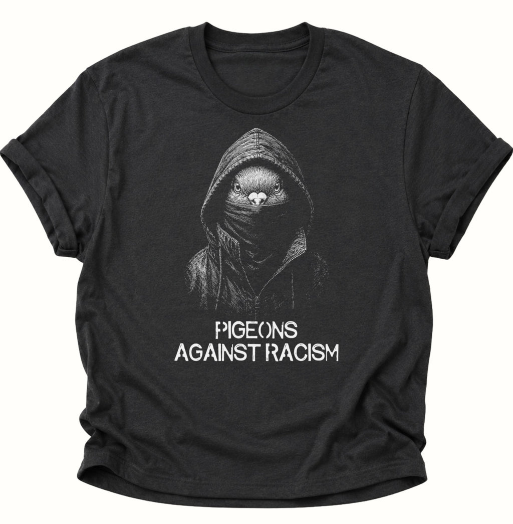 Schwarzes Unisex T-Shirt mit Taube im Kapuzenlook und „PIGEONS AGAINST RACISM“ von Pine & River.
