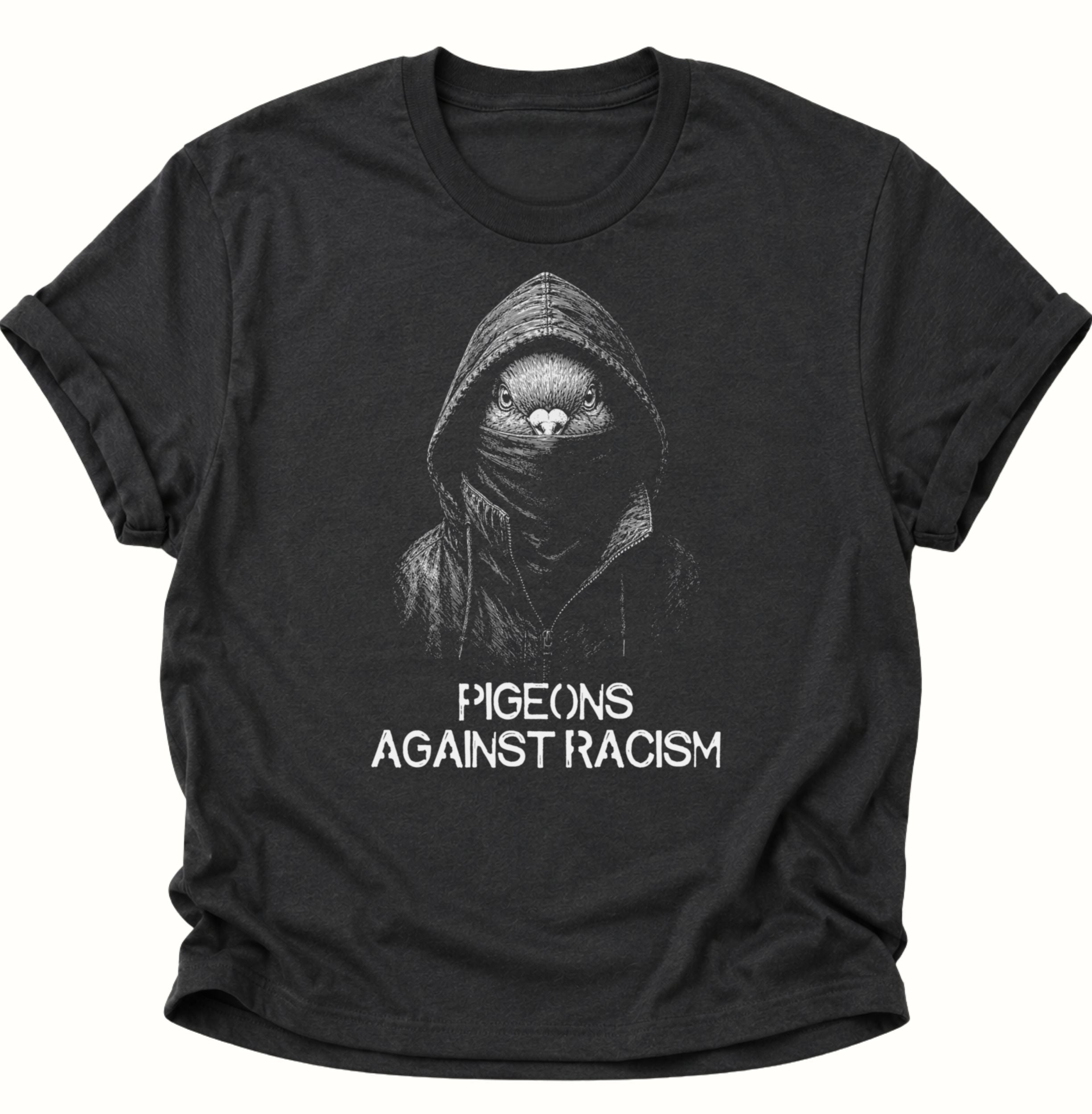 Schwarzes Unisex T-Shirt mit Taube im Kapuzenlook und „PIGEONS AGAINST RACISM“ von Pine & River.
