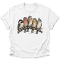 Weißes Unisex T-Shirt mit fünf bunten Singvögeln auf einem Ast von Pine & River.
