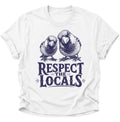 Weißes Unisex T-Shirt mit zwei gezeichneten Vögeln und dem Schriftzug „RESPECT THE LOCALS“ von Pine & River.
