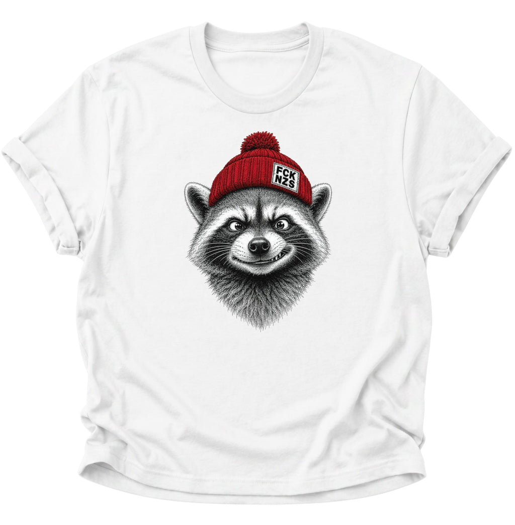 Weißes Waschbär Statement T-Shirt mit roter FCK-NZS-Mütze und detailreichem Tiermotiv
