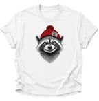 Weißes Waschbär Statement T-Shirt mit roter FCK-NZS-Mütze und detailreichem Tiermotiv
