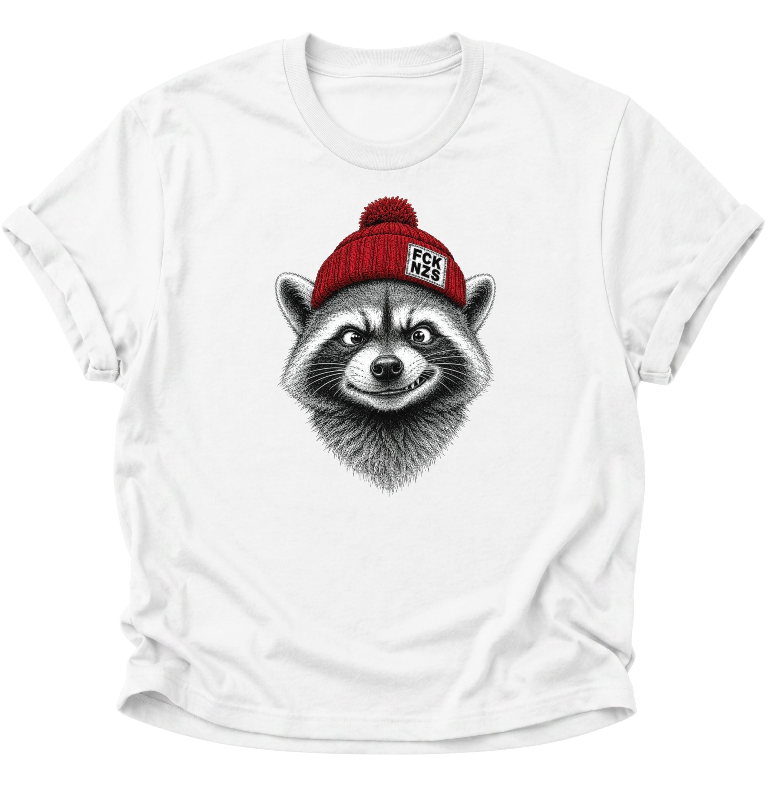 Weißes Waschbär Statement T-Shirt mit roter FCK-NZS-Mütze und detailreichem Tiermotiv
