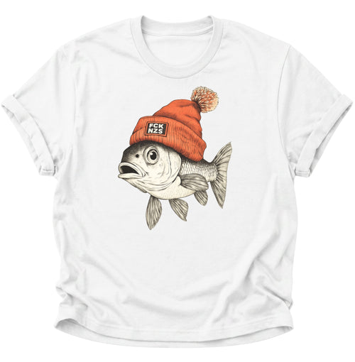 Weiß: Weißes Statement-T-Shirt mit gezeichnetem Fisch, orangefarbener Bommelmütze und Anti-Nazi-Patch
