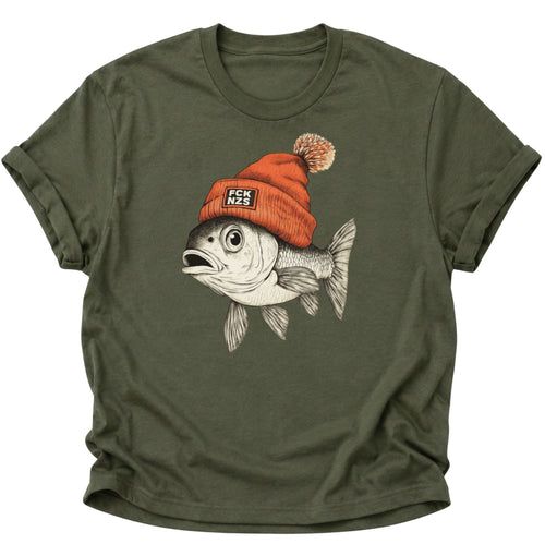 Military-Green T-Shirt mit gezeichnetem Fisch, orangefarbener Bommelmütze und Anti-Nazi-Patch
