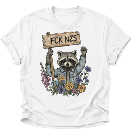Weißes Unisex T-Shirt mit protestierendem Waschbär, erhobener Faust, Holzschild und bunten Wildblumen von Pine & River.
